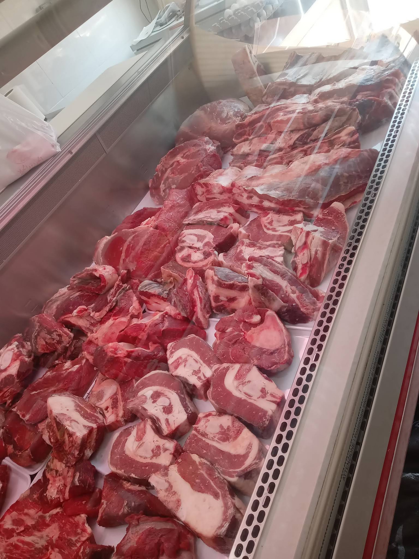 Ternera fresca en el mostrador